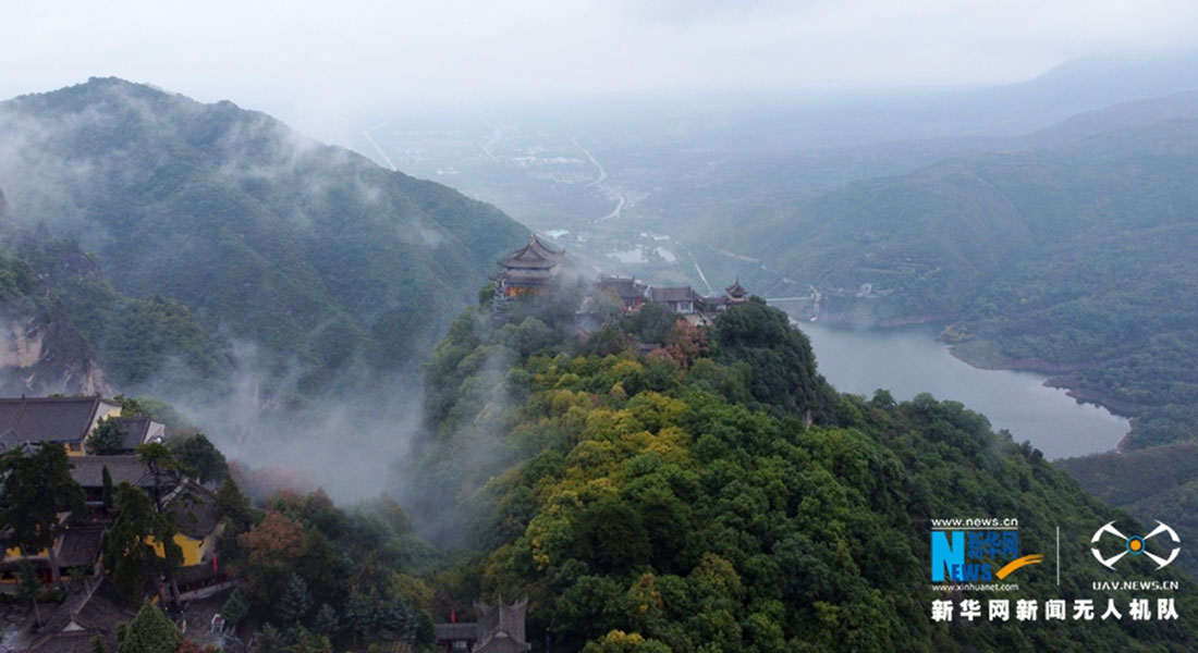 【“飞阅”中国】崆峒山“烟雨图”：翠峰古建“隐”云海